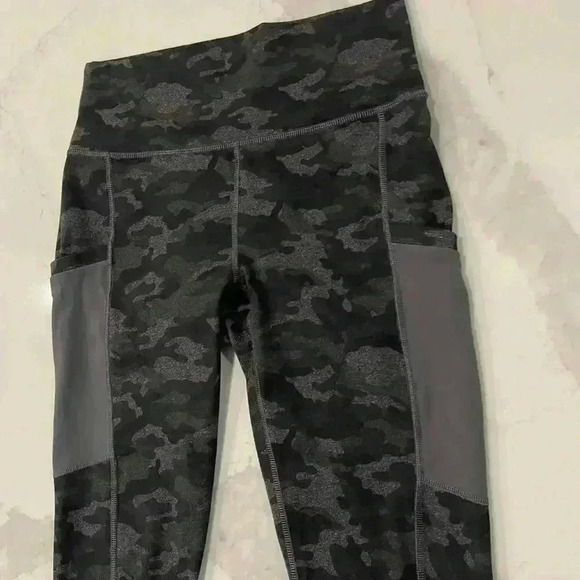 Fabletics On-The-Go PowerHold High-Waisted Activewear Legging Camo Women’s Small - Picture 2 of 8